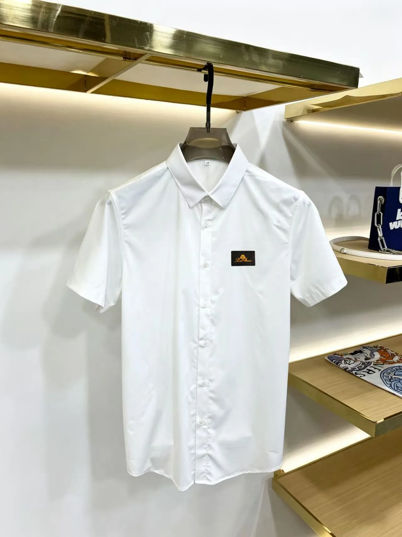 The latest series of short-sleeved shirts from LP's official website for spring and summer. They are made of high-quality premium European cotton fabrics, which are refreshing and breathable. They are quite wide and stylish, with exquisite stitching and three-dimensional shape. They always provide a very high wearing experience! The counter is slim-fitting and has an arc-shaped hem, giving you a relaxed and handsome look! Suitable for any occasion, it brings aura to any occasion, highly recommended👍 Normal Size: 39-44